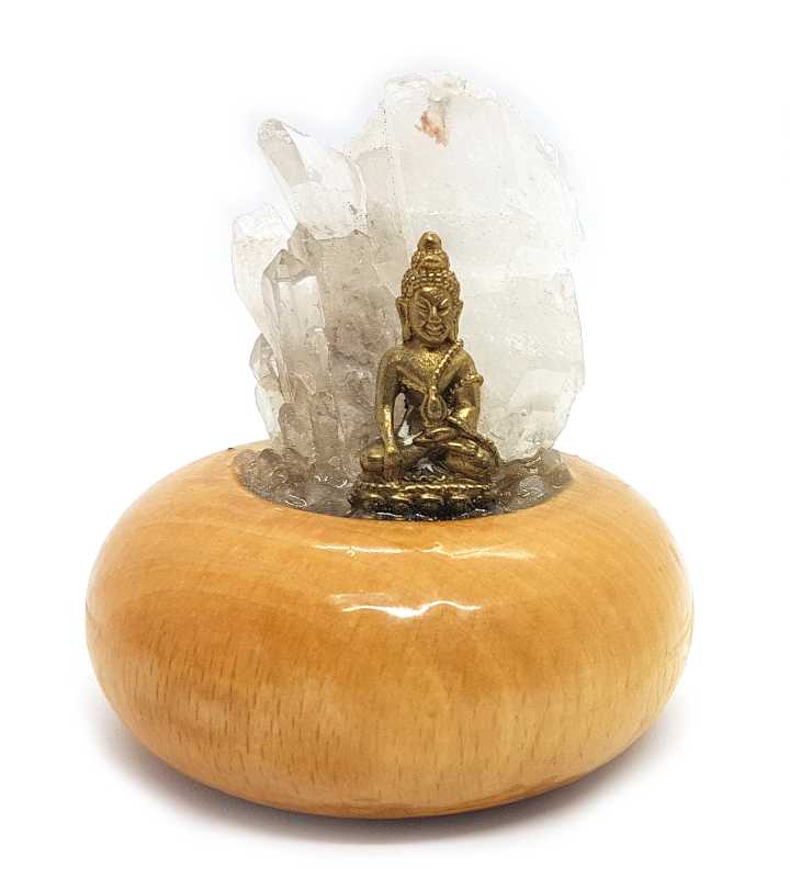 Buddha mit Bergkristall in Holzgefäß